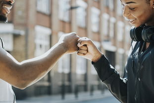 开云体育官网下载-NBA球员比赛中非语言沟通方式及战术作用，nba说话